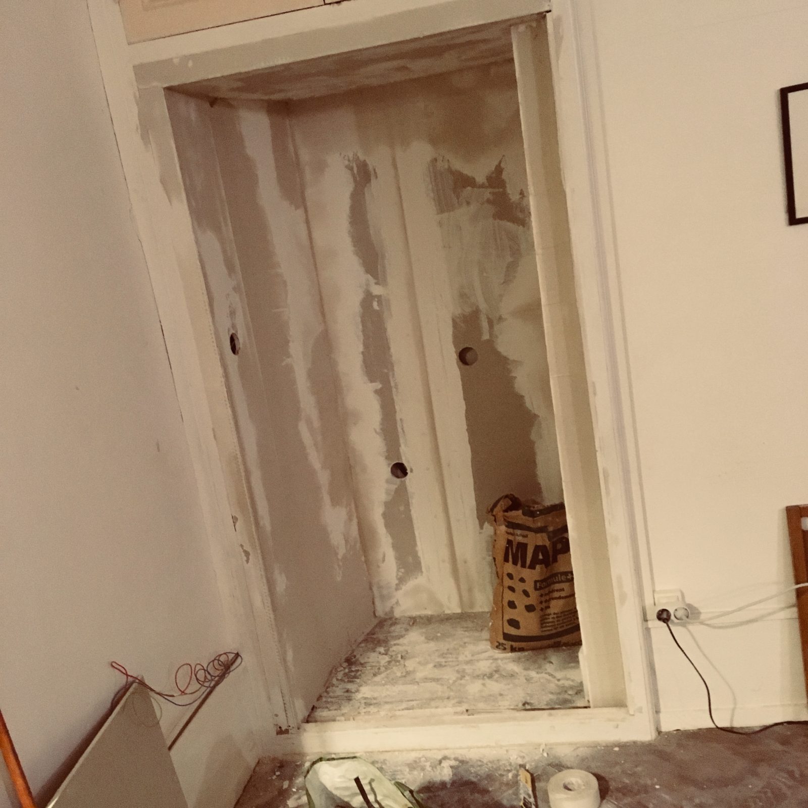 Transformation d’un placard en bureau avec éclairage intégré à Evian les bains