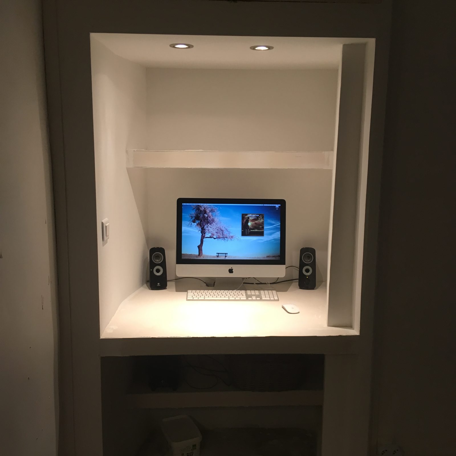 Transformation d’un placard en bureau avec éclairage intégré à Evian les bains