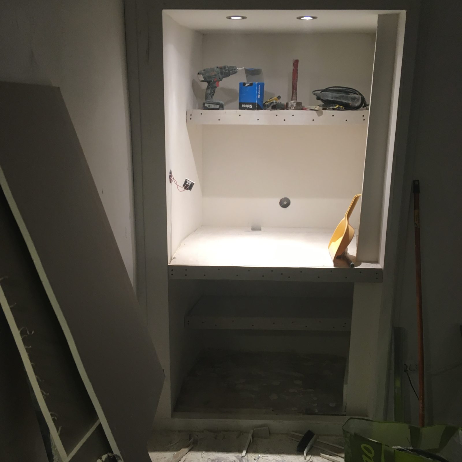 Transformation d’un placard en bureau avec éclairage intégré à Evian les bains